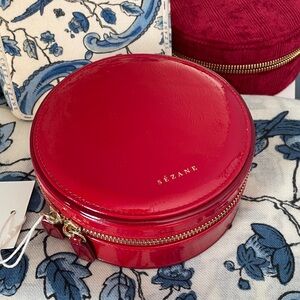 LARGE ROUND VINYL JEWELRY CASE.RED KISS